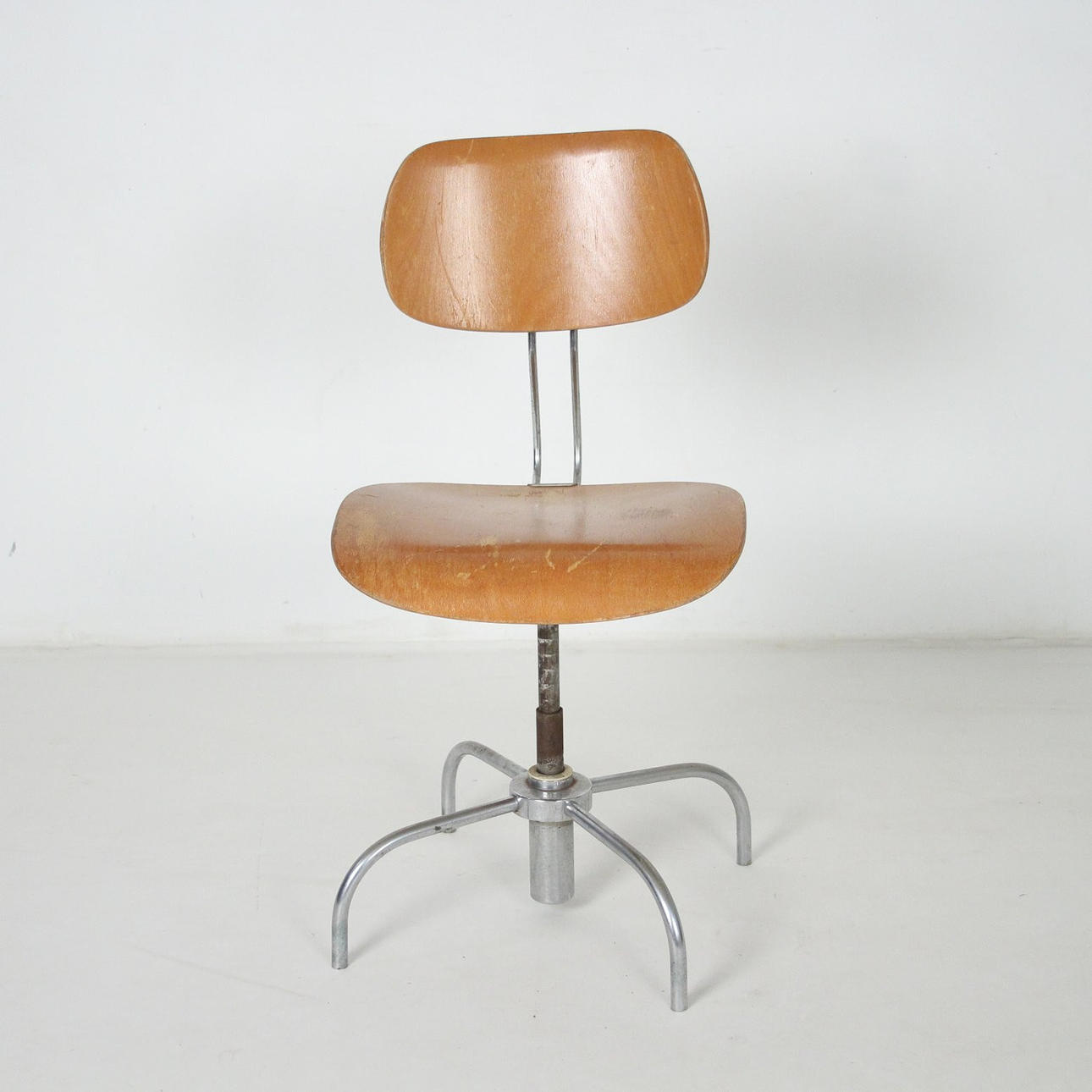 EGON EIERMANN. Swivel chair, wood.