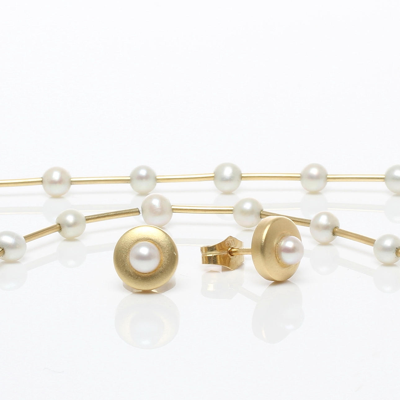 GARNITYR, collier samt örhängen 1 par, 18k guld med odlade pärlor.