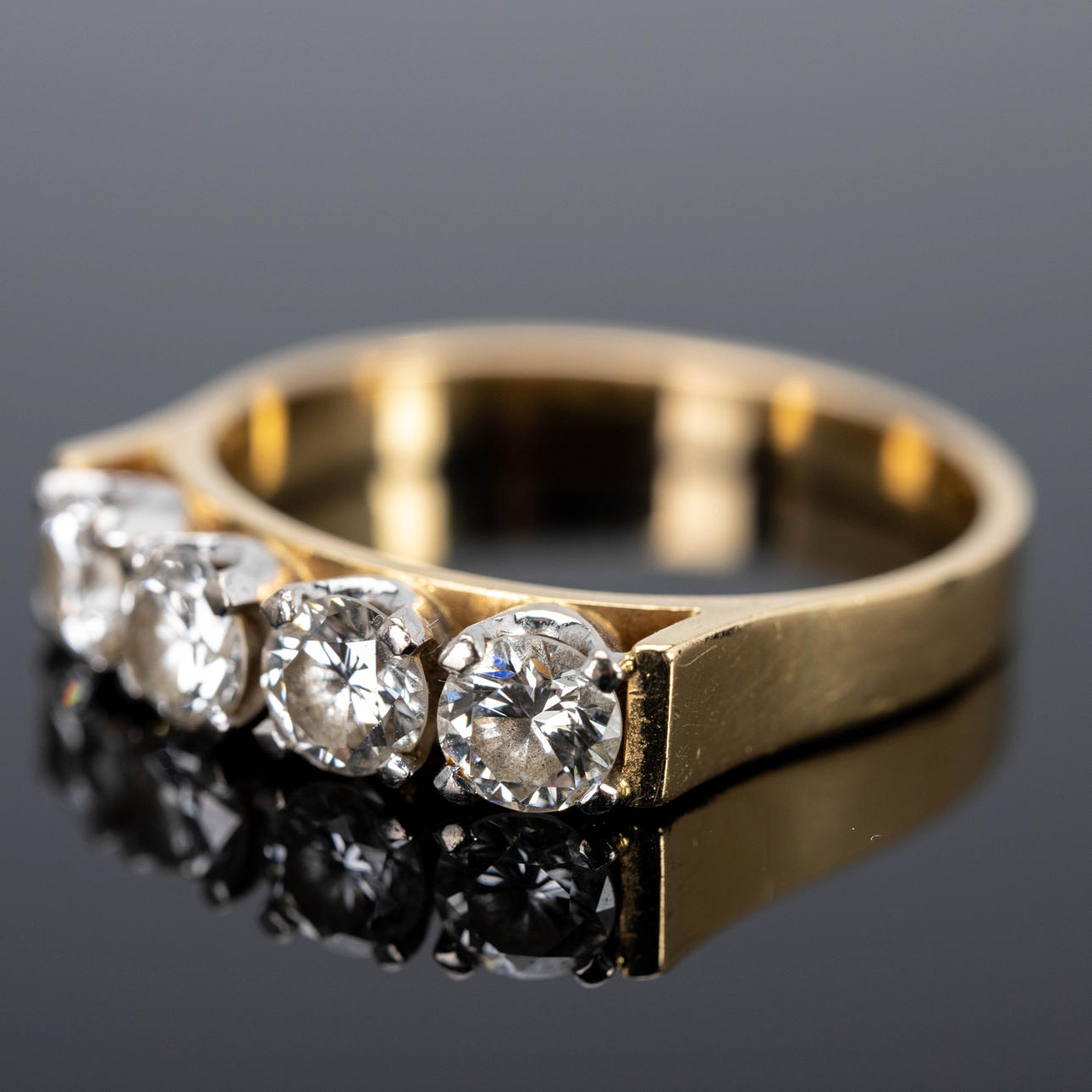 anillo de oro 750 con diamantes.