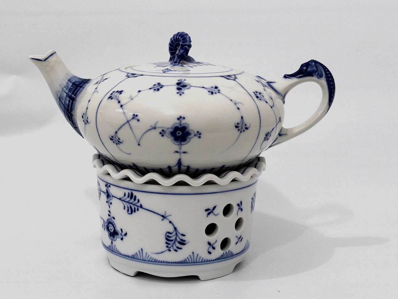 TEKANNA, porslin, Bing o Gröndal VÄRMARE, RoyalCopenhagen "Musselmalet".