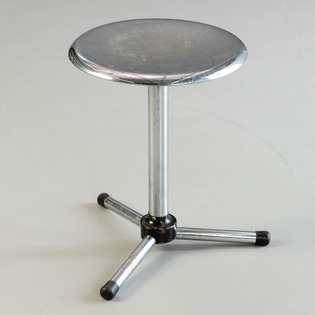 Metallijakkara / lääkärin jakkara.