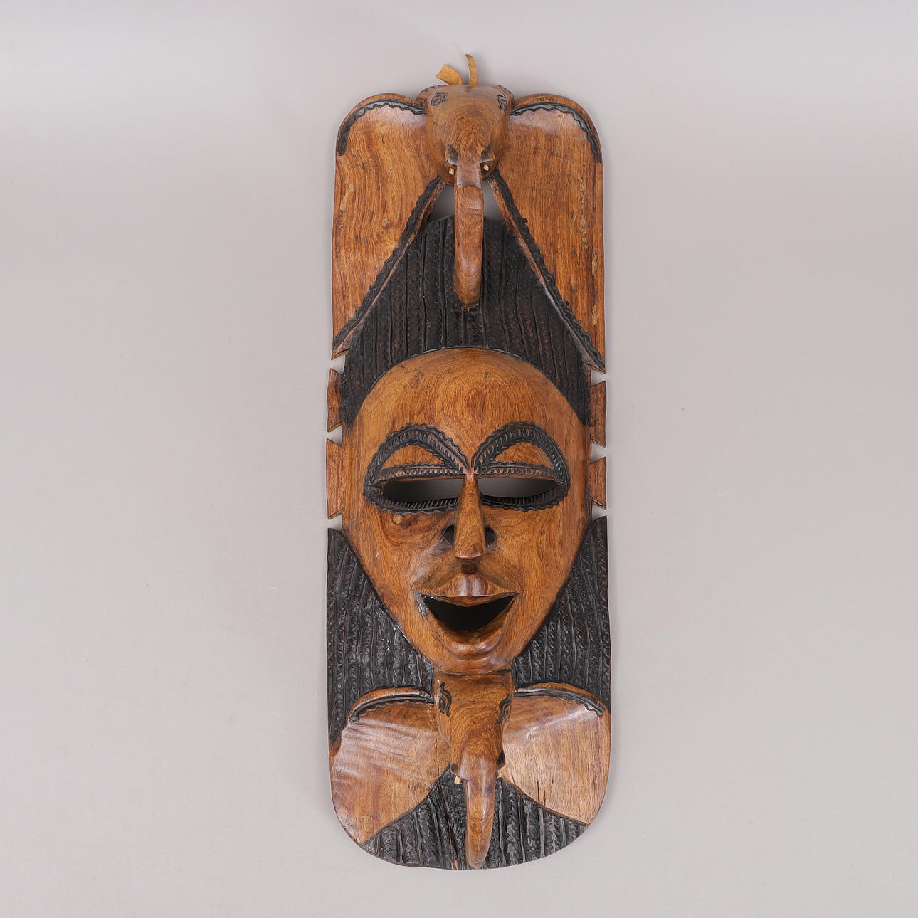 MASK/ANSIKTE, skuret trä, Afrika.