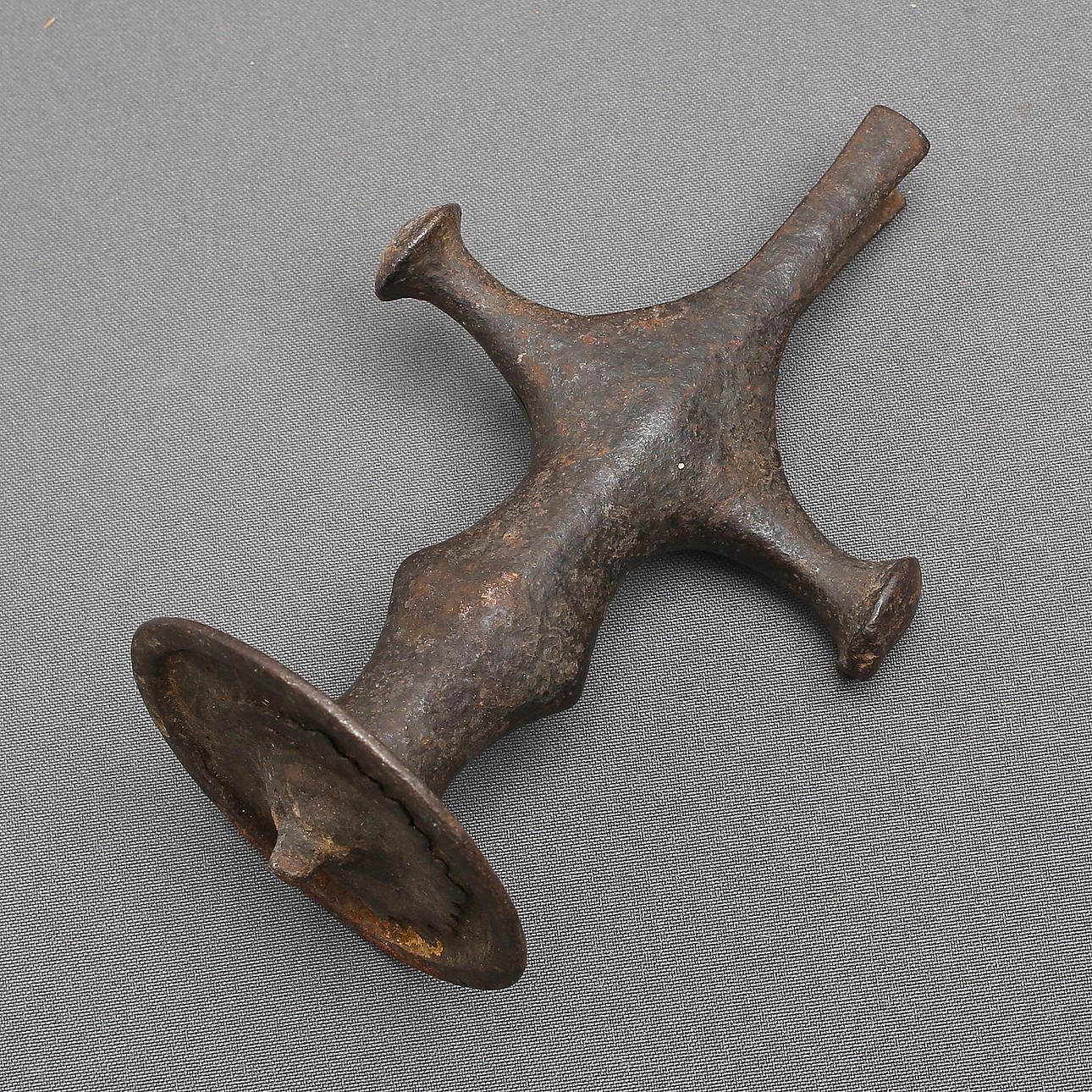 SVÄRDFÄSTE, järn, indo-persiskt.