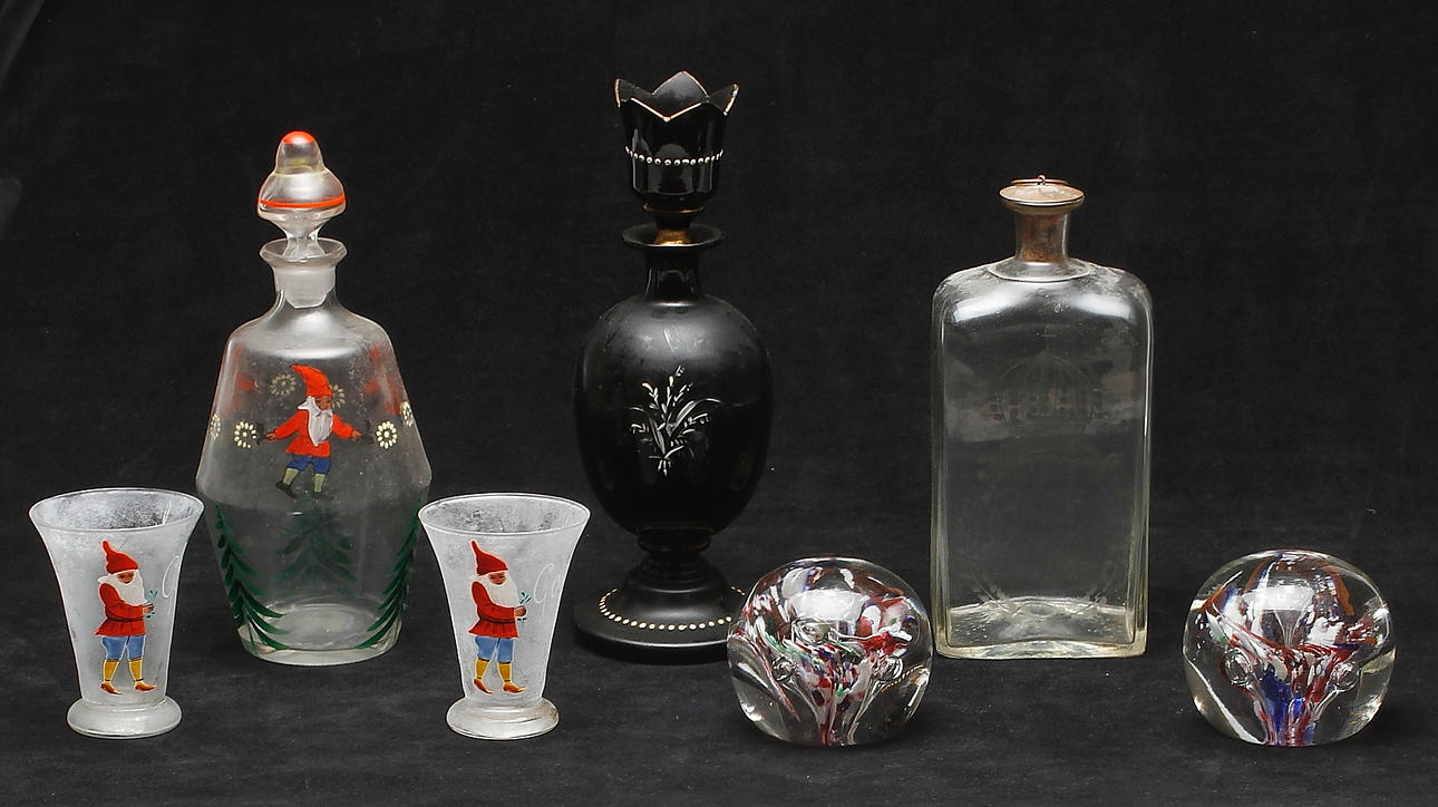 GLASFÖREMÅL, 7 delar, 1800-1900-tal.