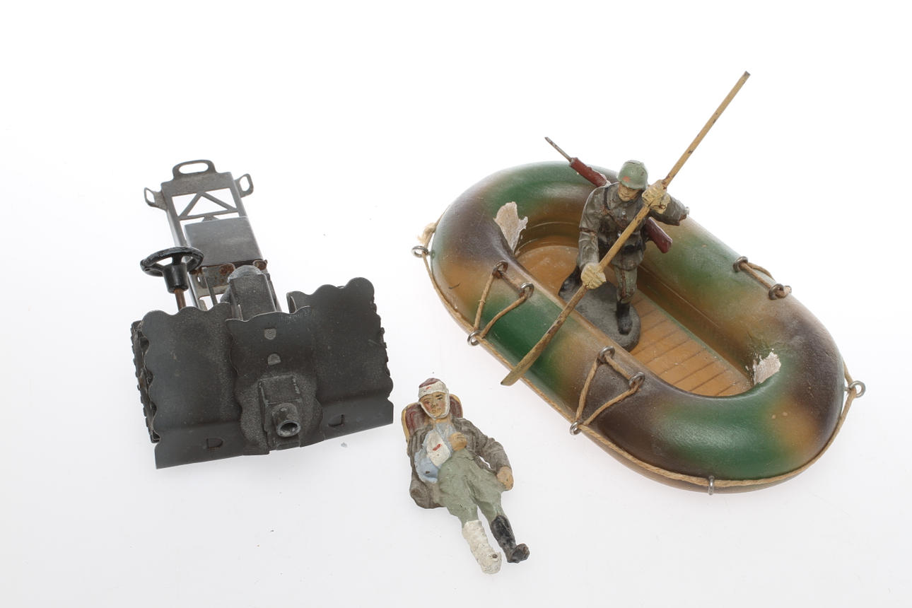 ELASTOLIN HAUSSER GUMMIBÅT i TRÄ med 2 soldater samt INFANTERIKANON. 1940-tal.