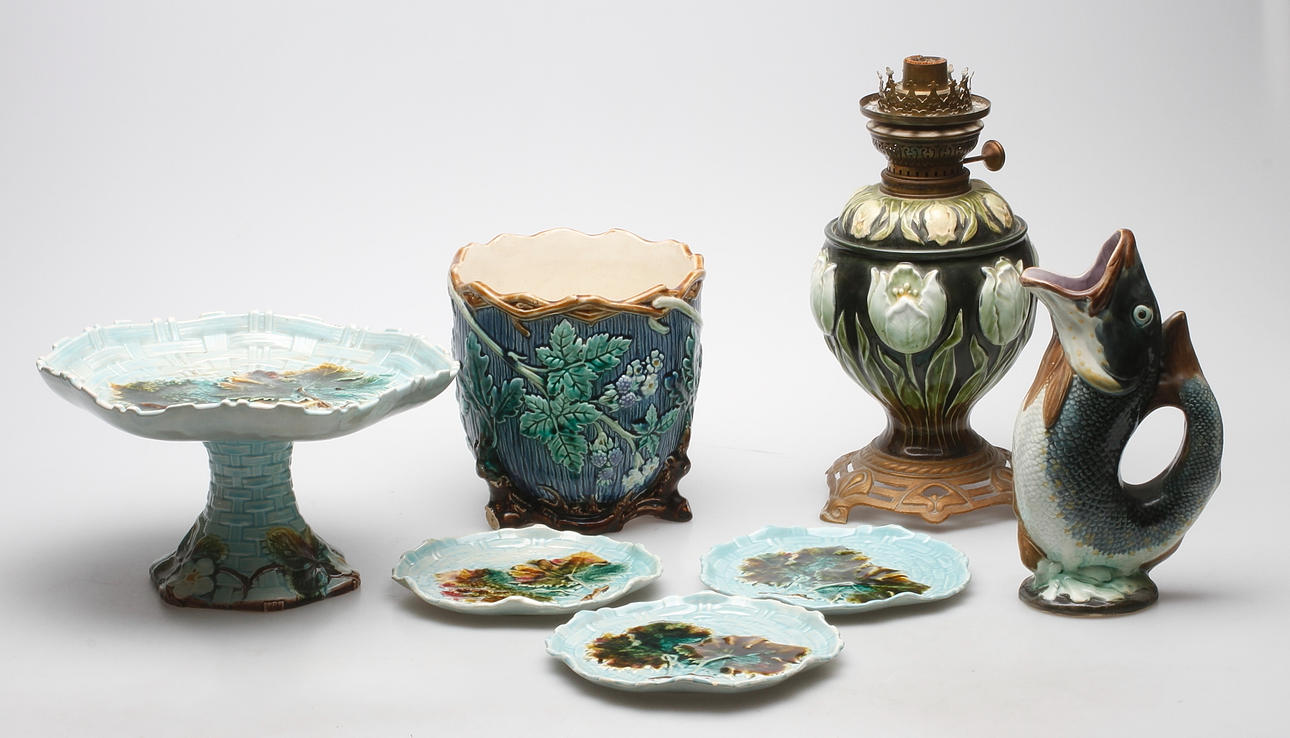 KERAMIKFÖREMÅL, 7 delar, majolika, bland annat Gustavsberg, omkring 1900.