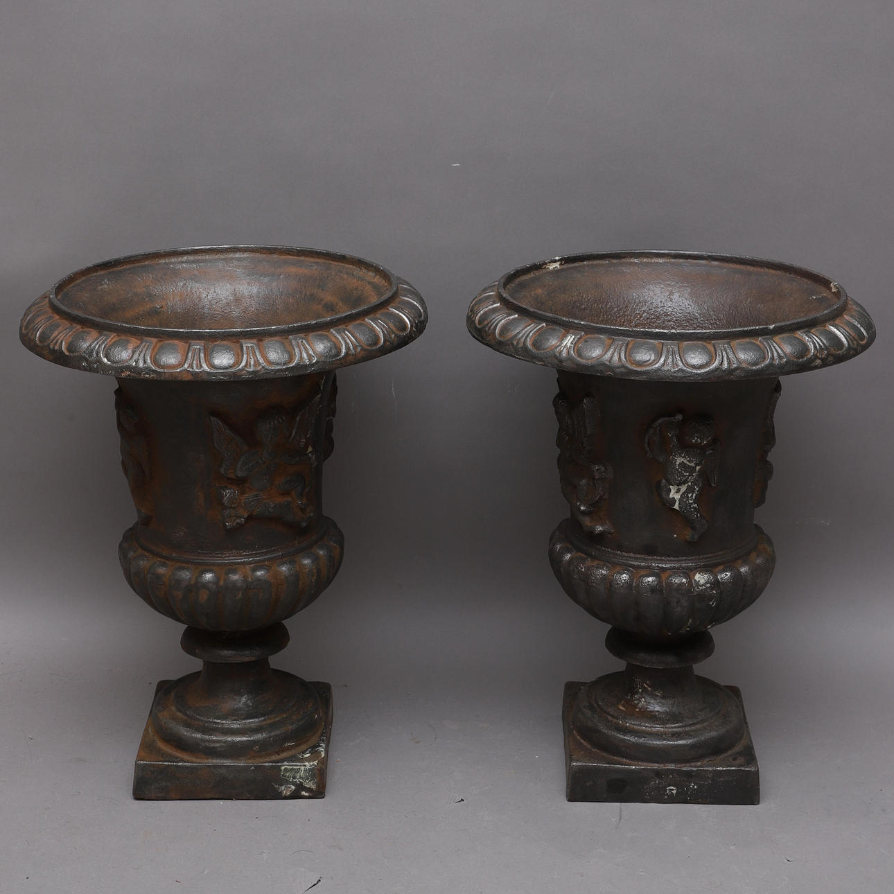 URNAS, un par, hierro fundido.