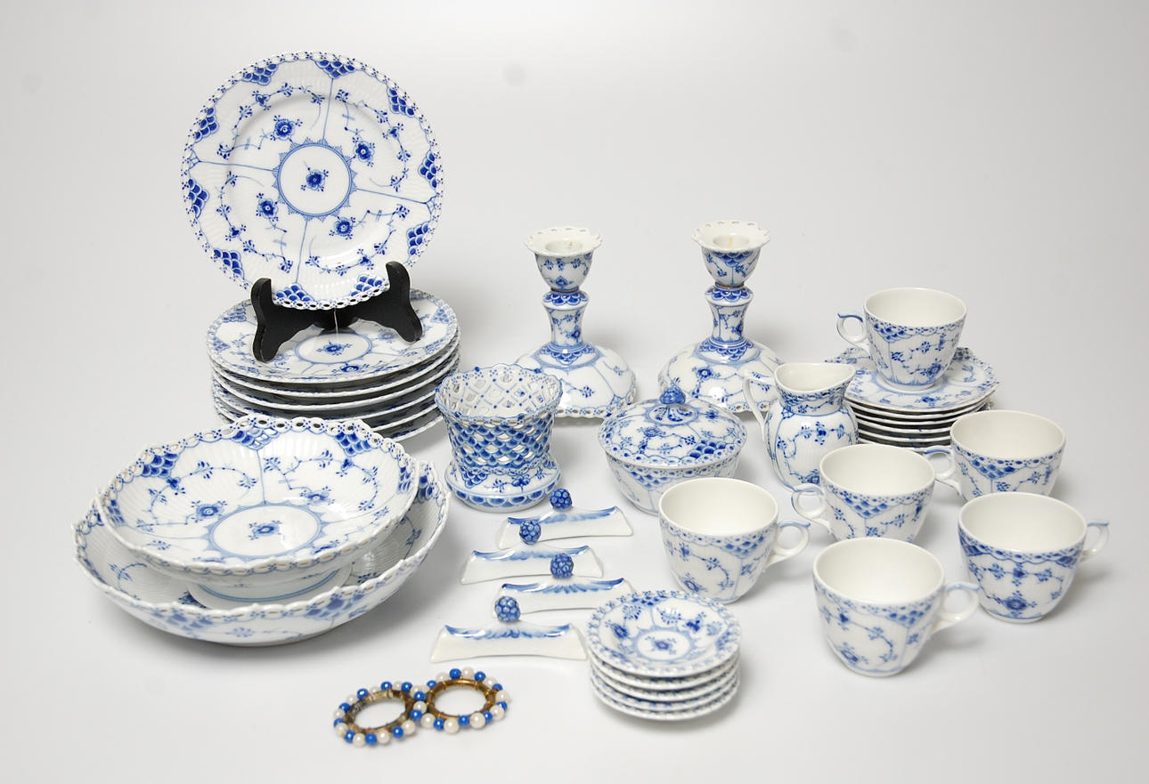 MUSSELMALET, 35 delar, 1 :sort, porslin, mestadels helblond, Royal Copenhagen.