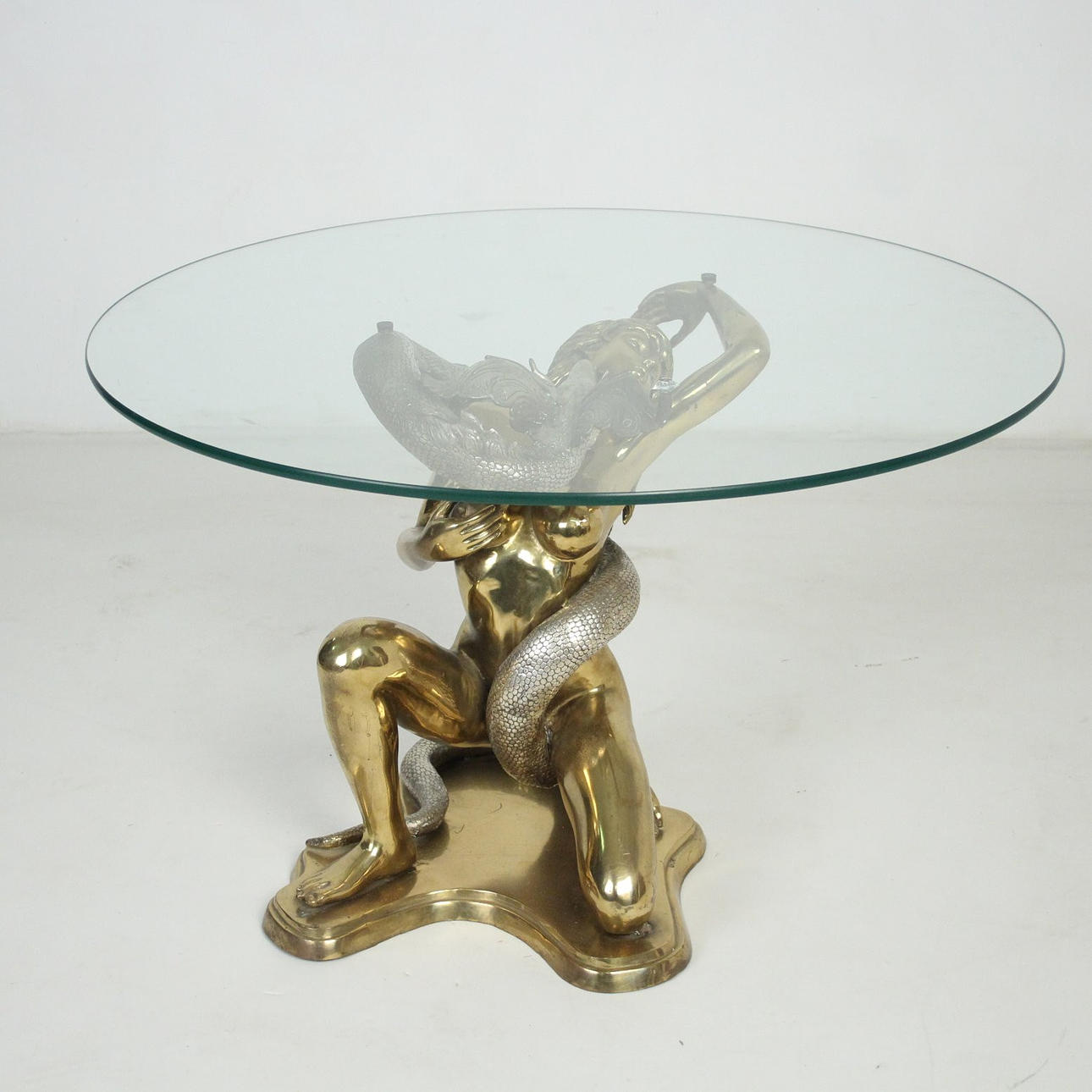 Mesa escultórica cazadora de dragones.