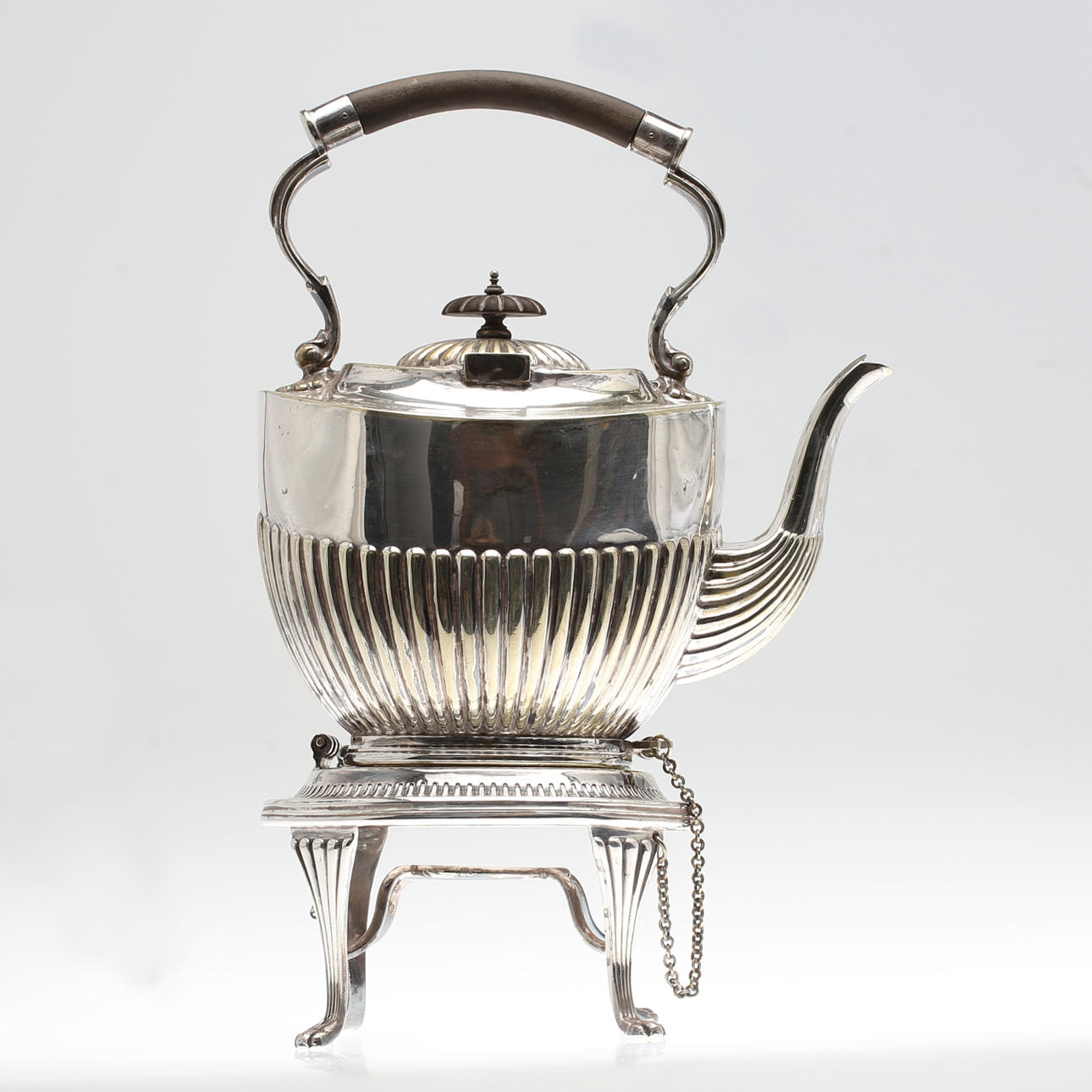 TEKANNA med RESCHAUD. Empirstil. Silverpläterad metall. Troligen England. Stämplad.