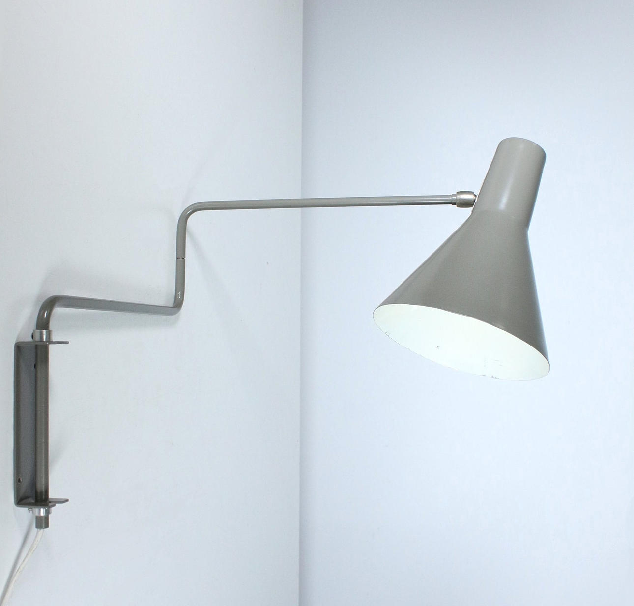 Seinävalaisin/työvalo, kääntyvä varsijousitus, harmaa.