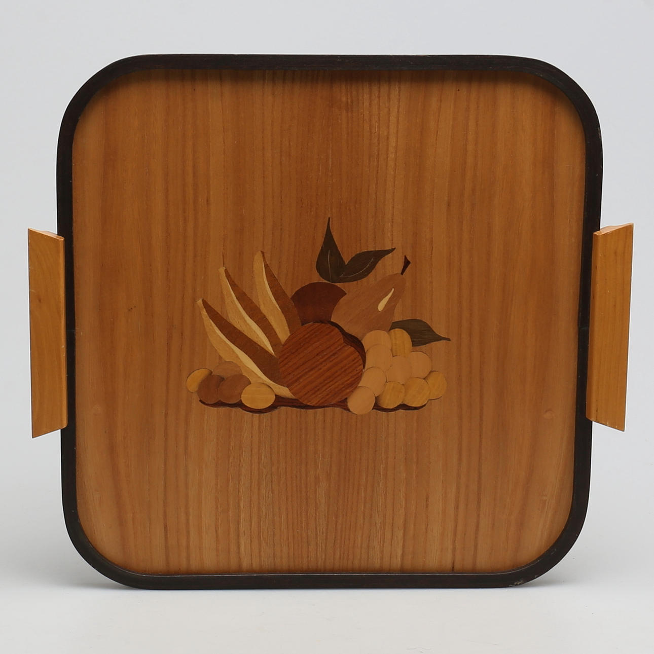 BRICKA. Möjligen Mjölby intarsia. Stileben med frukter. 1930/40-tal.