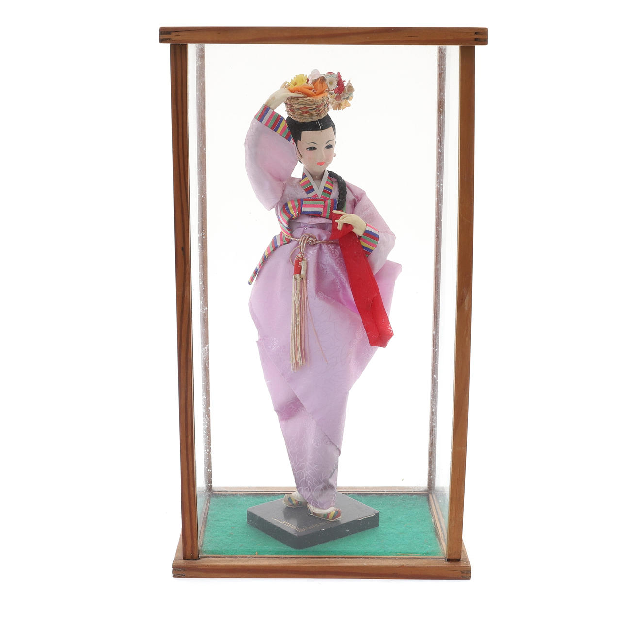UNA MUÑECA COREANA CON CAJA.