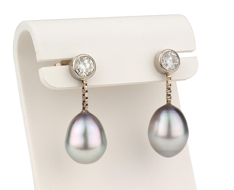 ÖRHÄNGEN, 585 vitguld, 2 tahitipärlor, 2 diamanter ca. 0,7 ct, ca. 5,1 g.