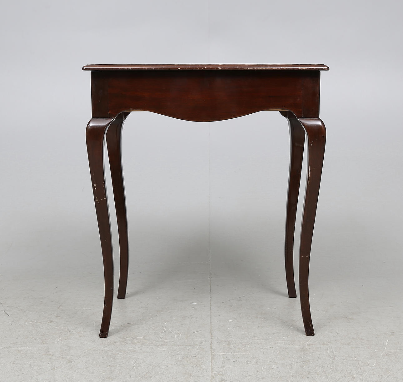 GRETA MAGNUSSON-GROSSMAN. Sybord. Tillskriven. Mahogny, lärlingsarbete vid Kärnans möbeltillverkningsfirma.