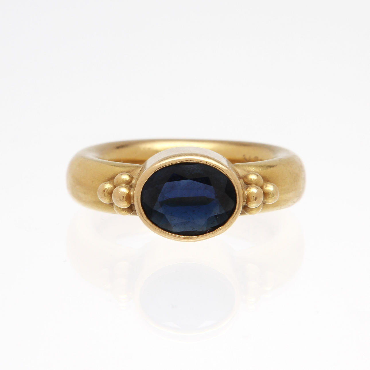 RING, 18K rödguld med safir. Vikt 21,4g.
