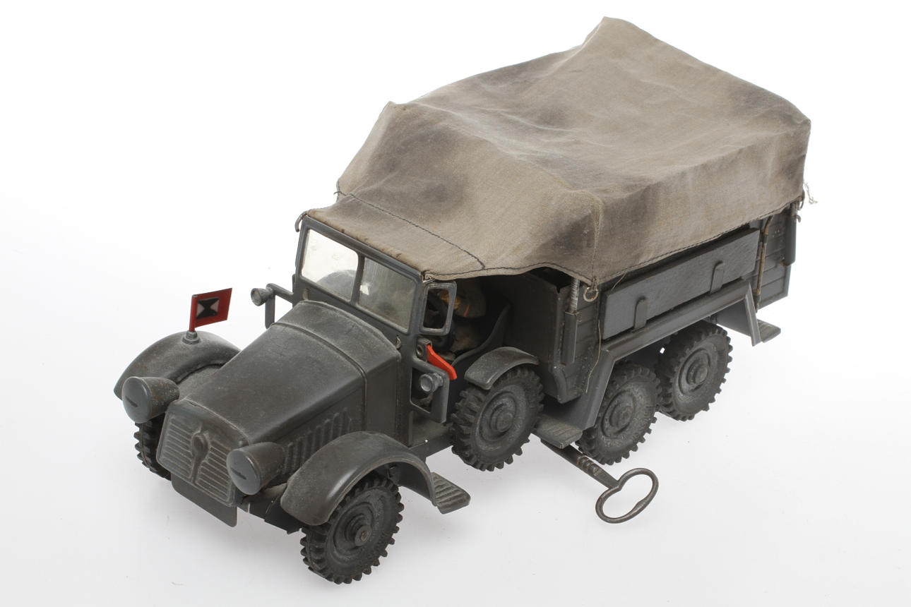 HAUSSER MANNSCHAFTSWAGEN 730/10 med 8 mans besättning, 2 dikesbrädor och kulspruta. Grå med massahjul, imiterad mörkerbelysning, standar och tygkapell. 1940-tal.