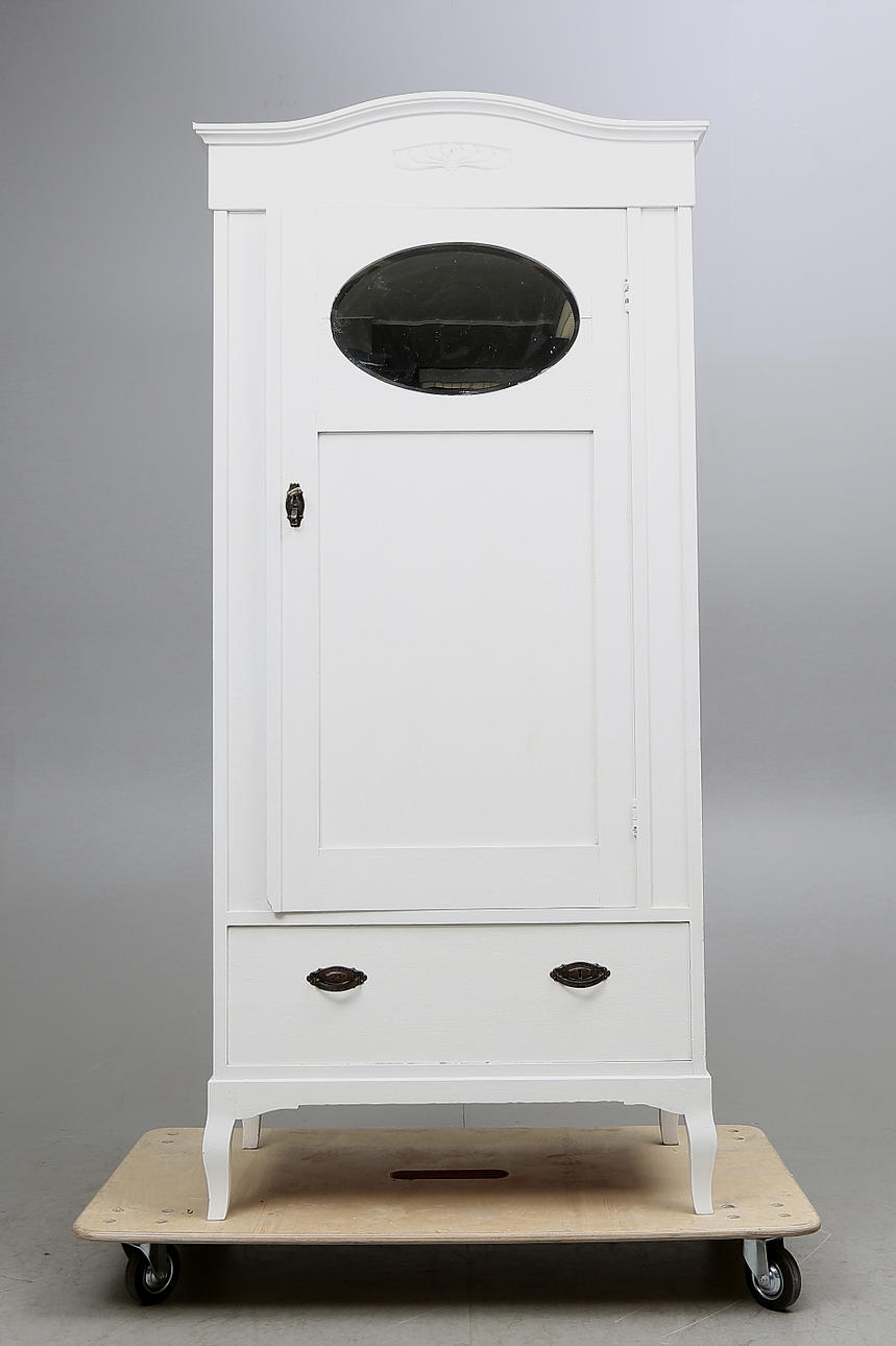 SKÅP med spegel, vitmålat, tidigt 1900-tal.
