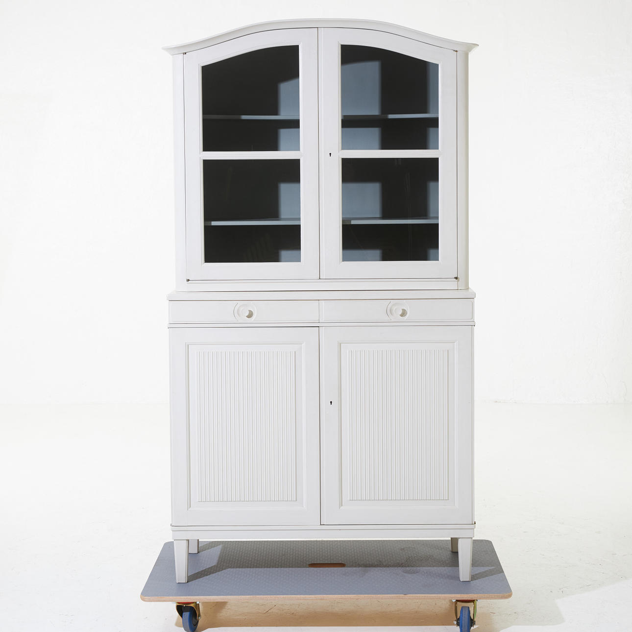 CARL MALMSTEN. Vitrina, "Herrgården", pintada de blanco.