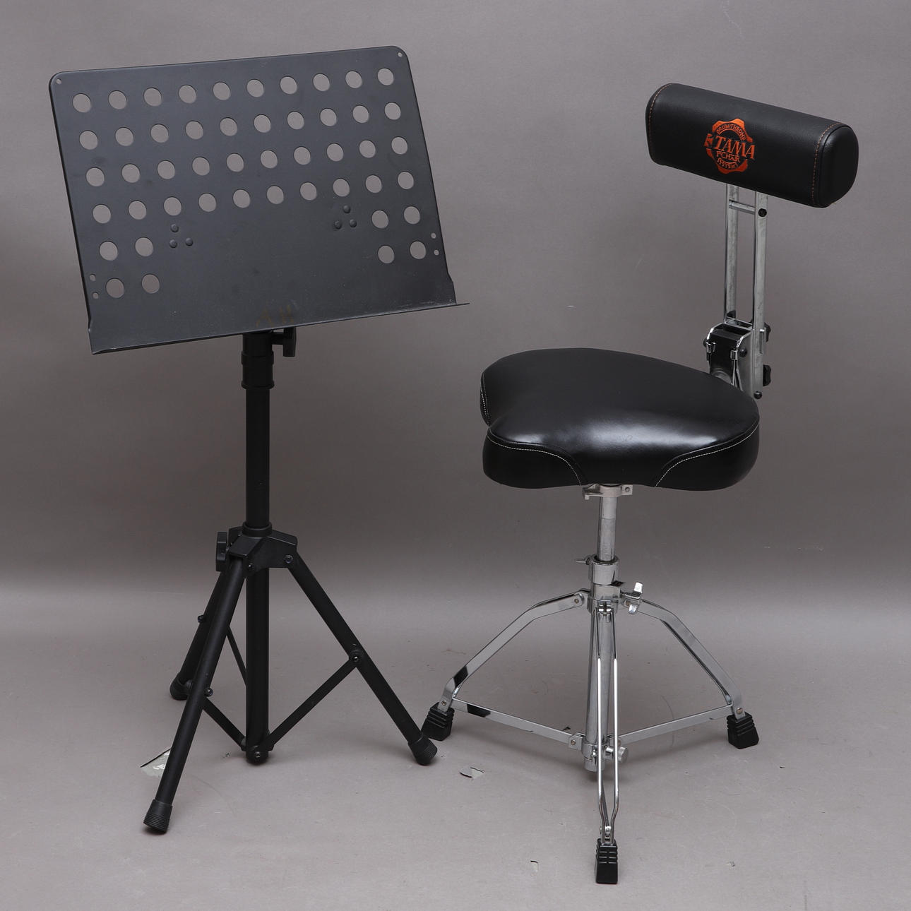 TROMMESTOL & MUSIKSTAND.