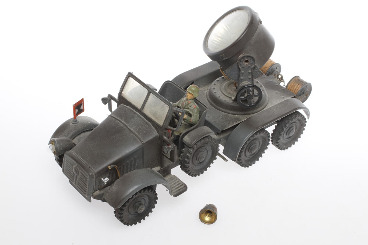 HAUSSER STRÅLKASTARBIL 743 med förare. Grå med massahjul, elektrisk belysning, standar . 1940-tal.