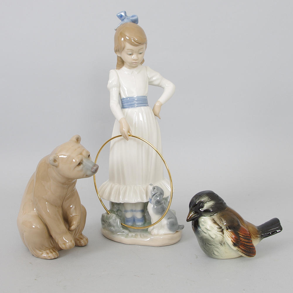 FIGURINER, 3 stycken, porslin, Goebel, Lladro samt Nao.
