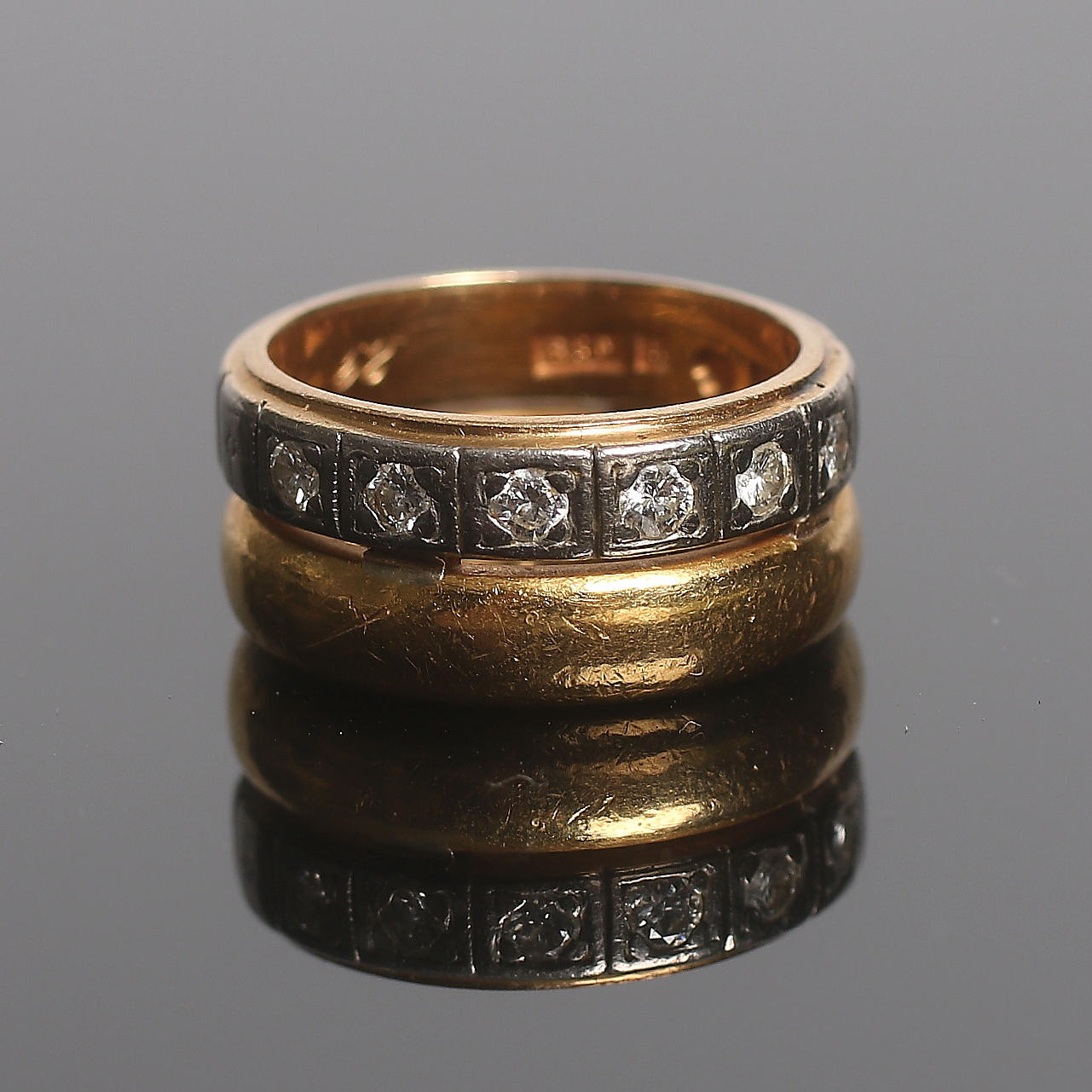 RINGAR, 2 st, 23k guld och 18k vitguld med diamater 0,12 ct. Vikt 13 gram.