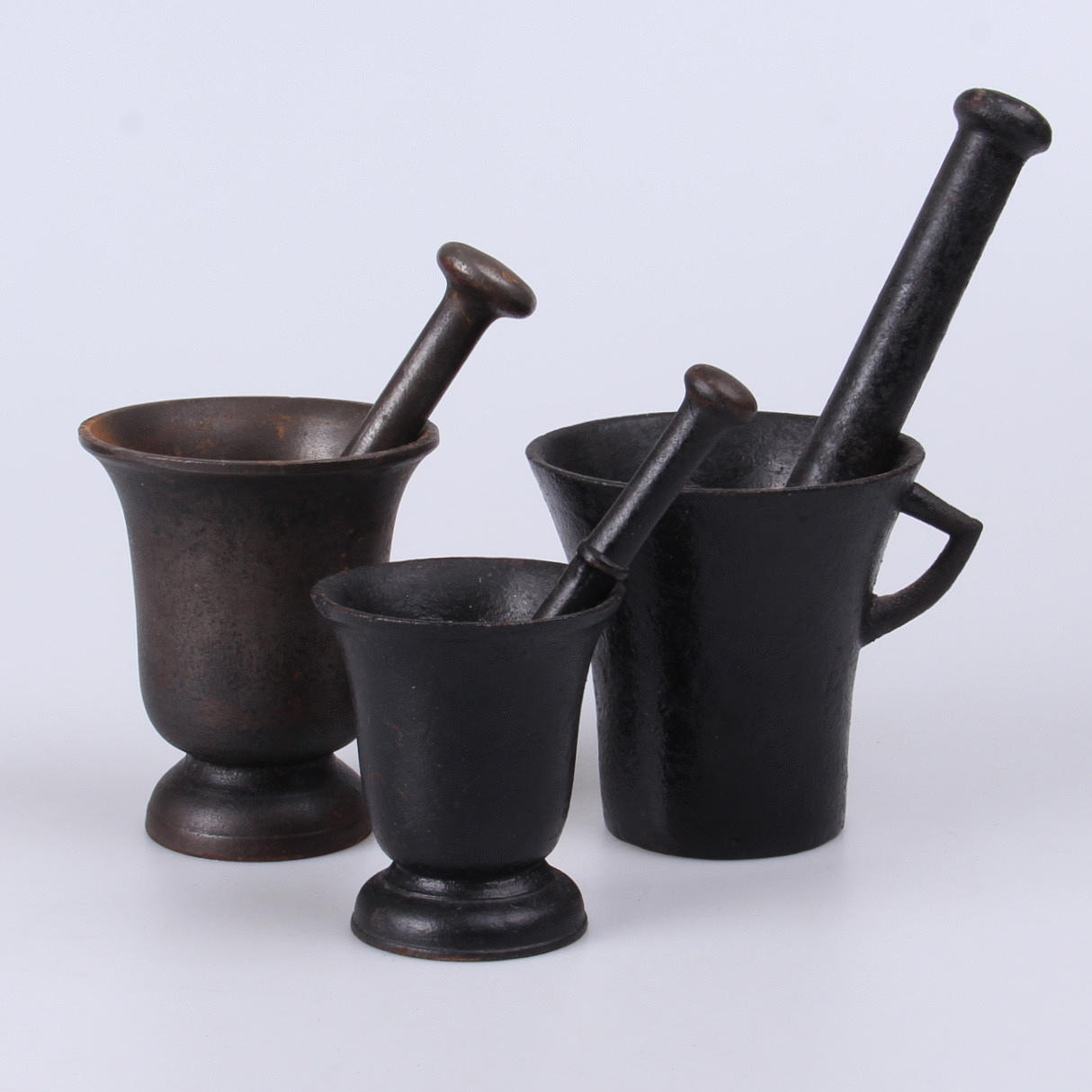 MORTLAR, med stöt, 3 st. Järn, 1700/1800-tal.