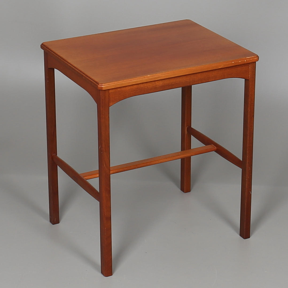 LAMPBORD. Carl Malmsten. "Oktober" Teak. 1900-talets andra hälft.