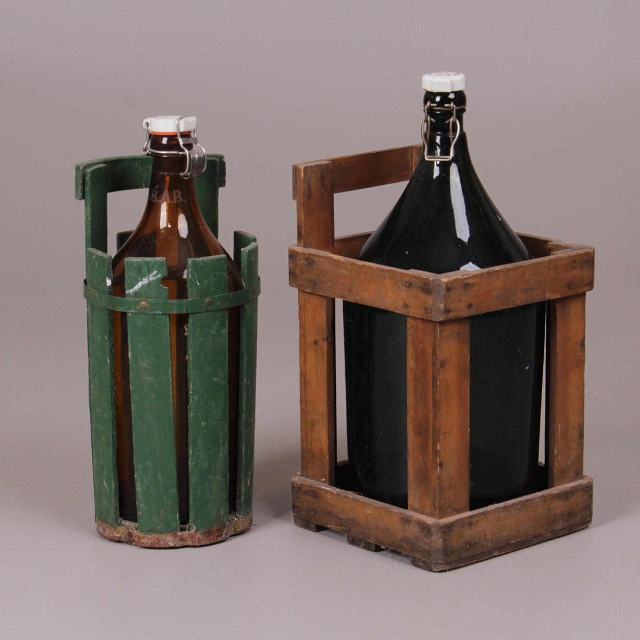 FLASKOR, 2 st. glas, varav ena Nyköpings svagdricksbryggeri, 1900-tal.