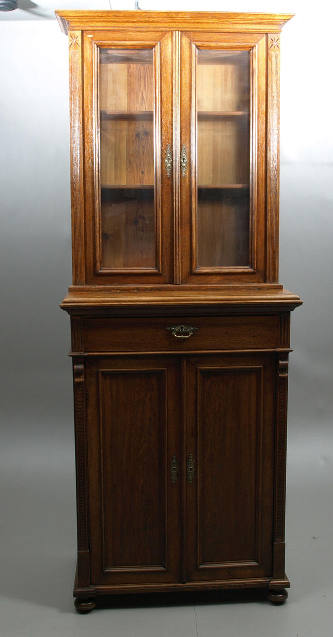 SERVERINGSSKÅP, ek, glasdörrar, 1890-1910.