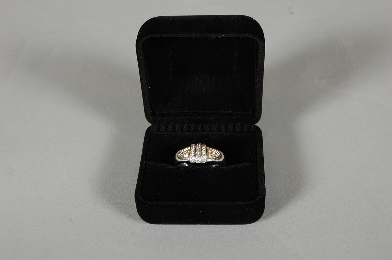 RING,18 K vitt och röttguld, med 25 st diamanter.