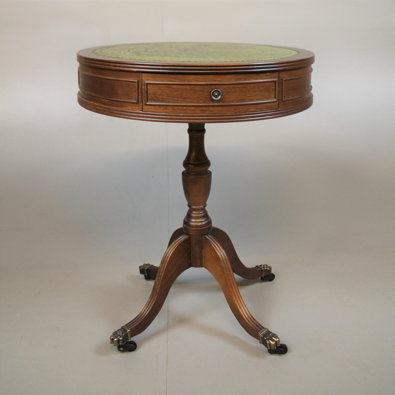 MESA AUXILIAR, estilo inglés, con ruedas.