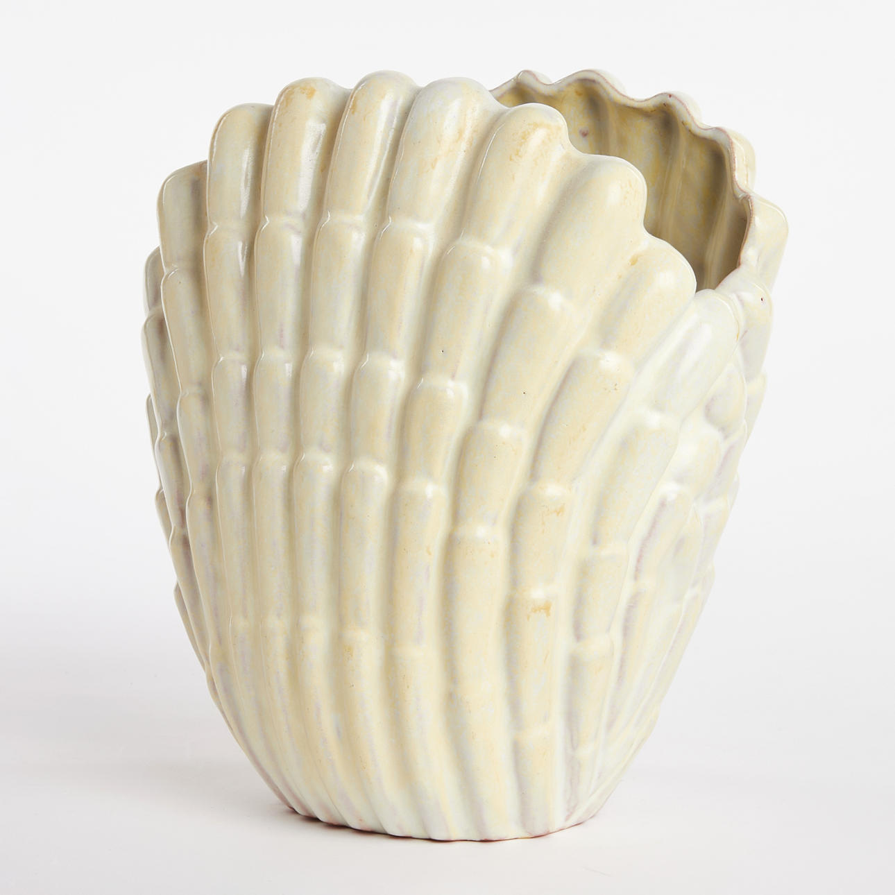 VICKE LINDSTRAND. Jarrón de concha, loza, Upsala-Ekeby.