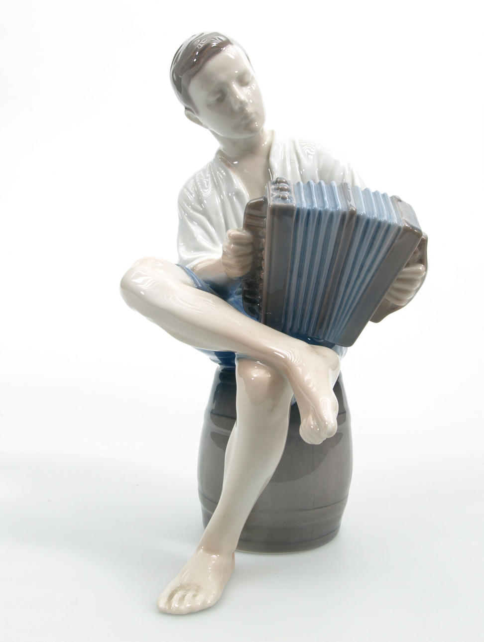 FIGURIN, porslin, Sittande man med dragspel, Bing &Gröndahl.