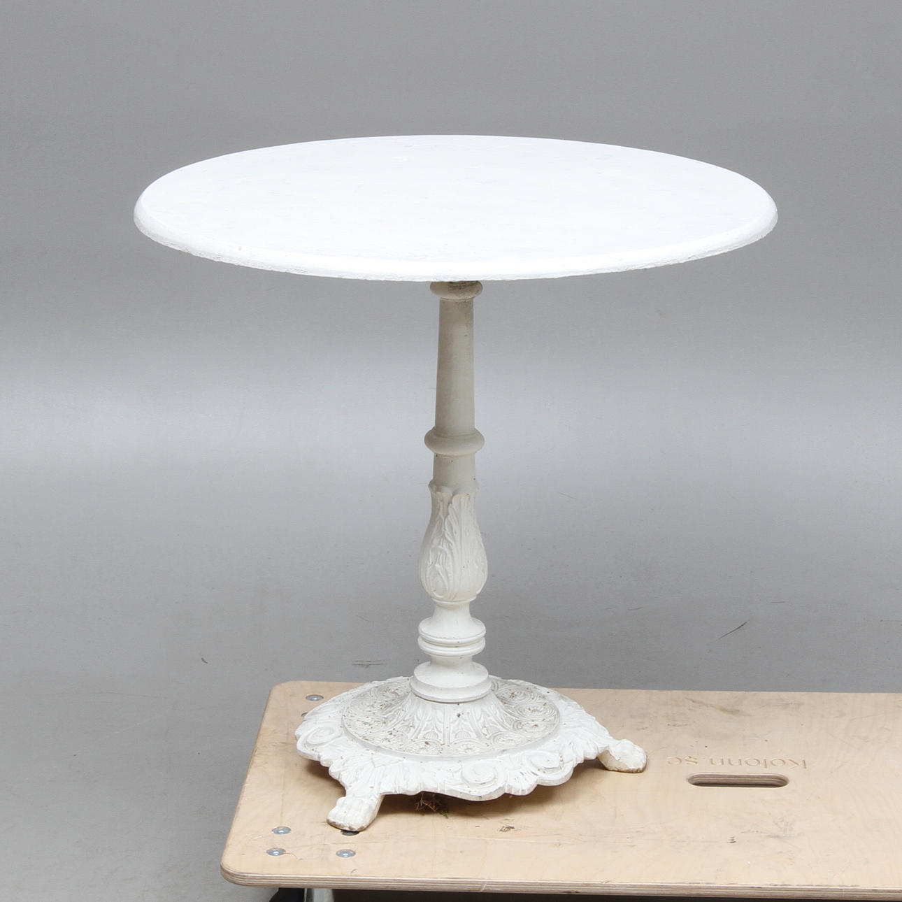 CAFÉBORD, med gjutjärnsfot, 1900-tal.