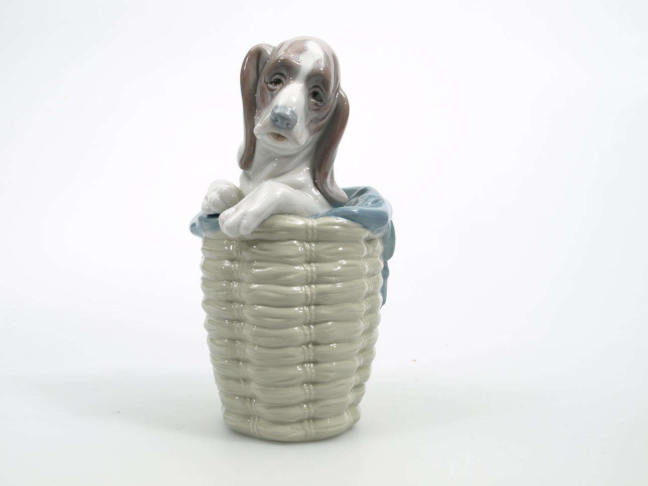 FIGURIN, porslin, Hund i korg, Lladro.