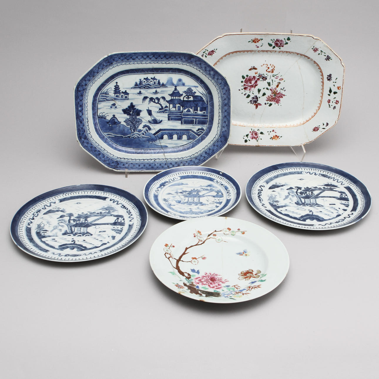 TALLRIKAR, 4 st samt STEKFAT, 2 st, porslin, Kina, 1700/1800-tal.