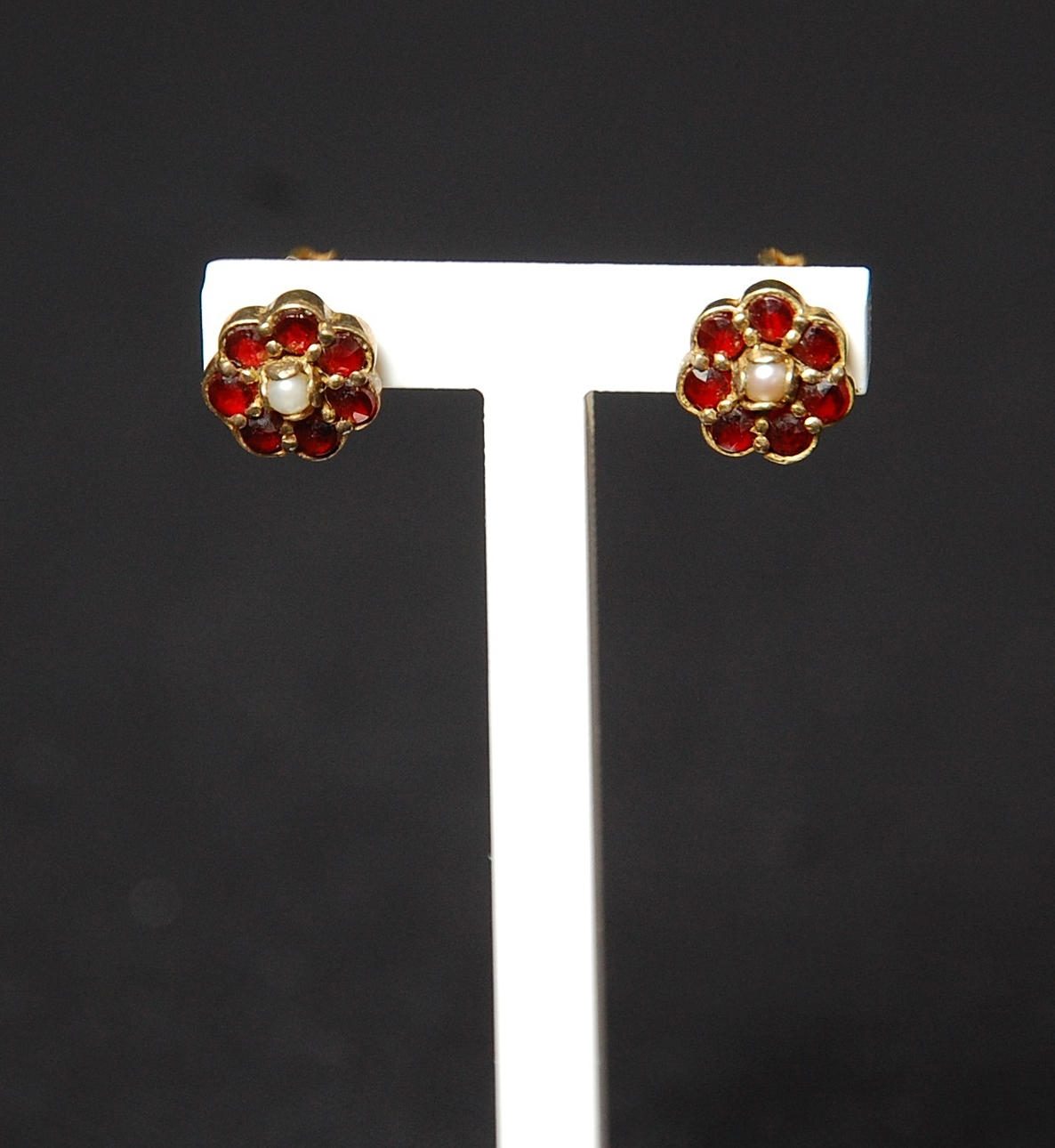 KRAGKNAPPAR, förgyllt silver med granater, orientaliska pärlor.