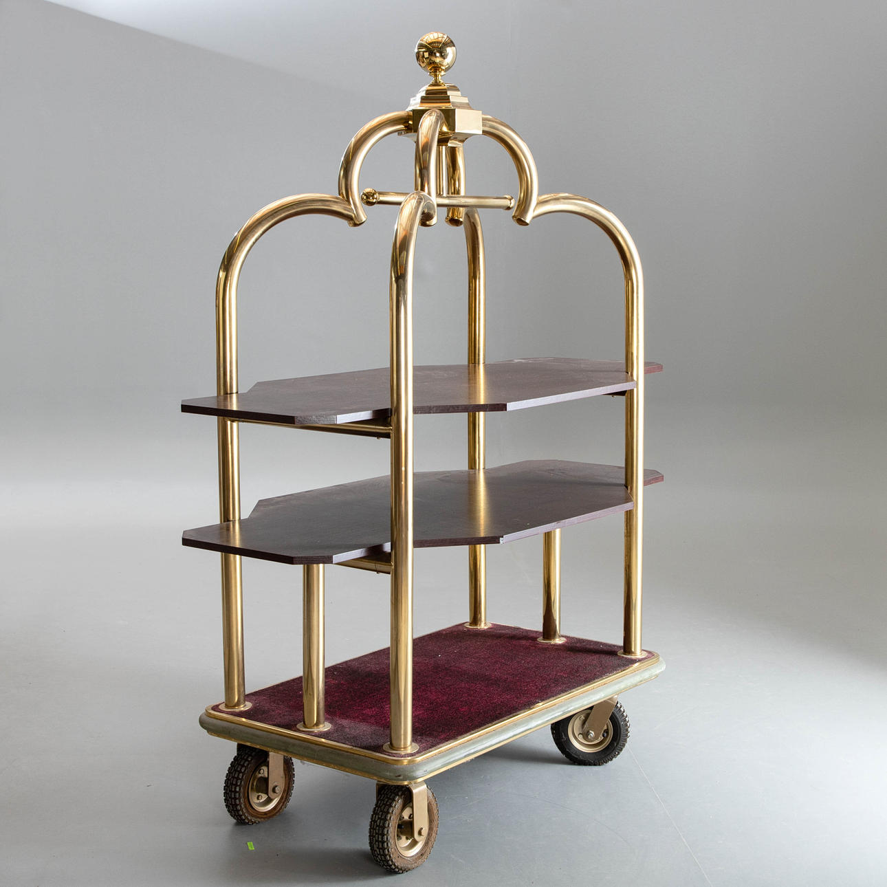 Matkatavaravaunu/laatikkovaunu buffetvaununa.