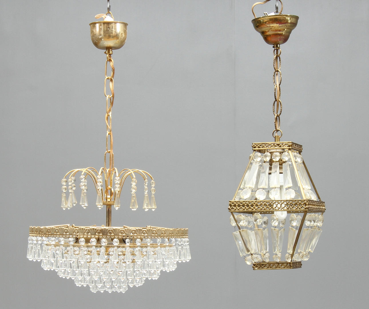 TAKARMATURER, 2 st, behängda med prismor, 19/2000-tal.