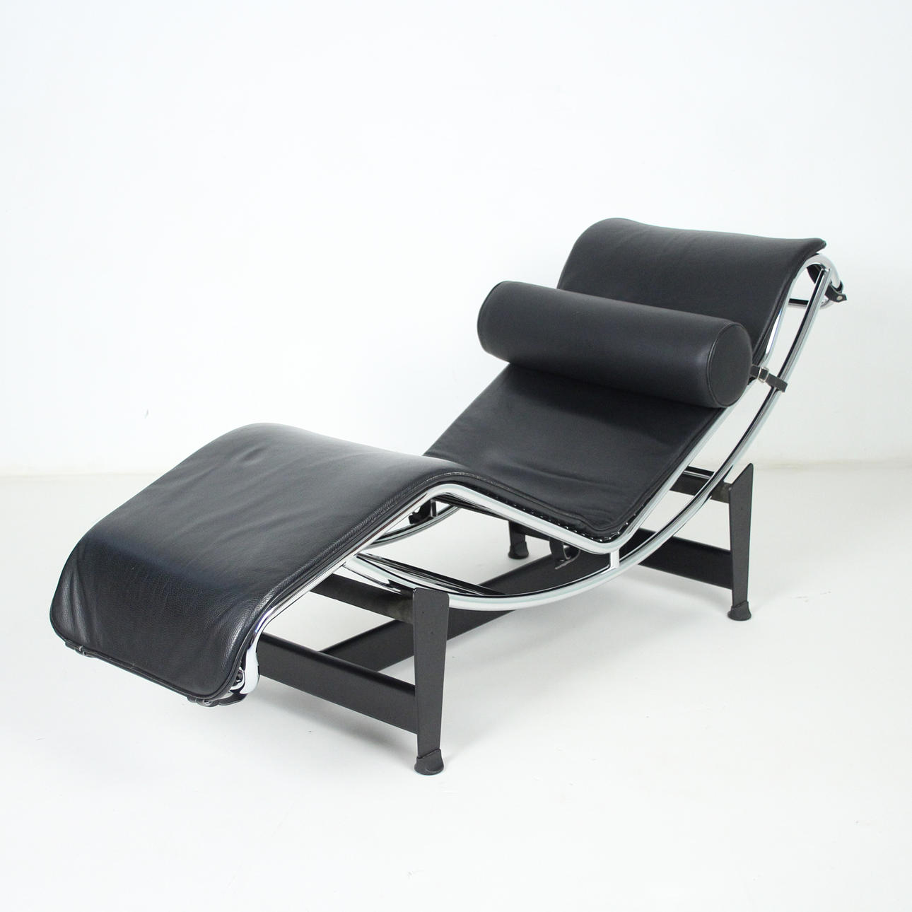 Koppla av solstol i stål och läder.