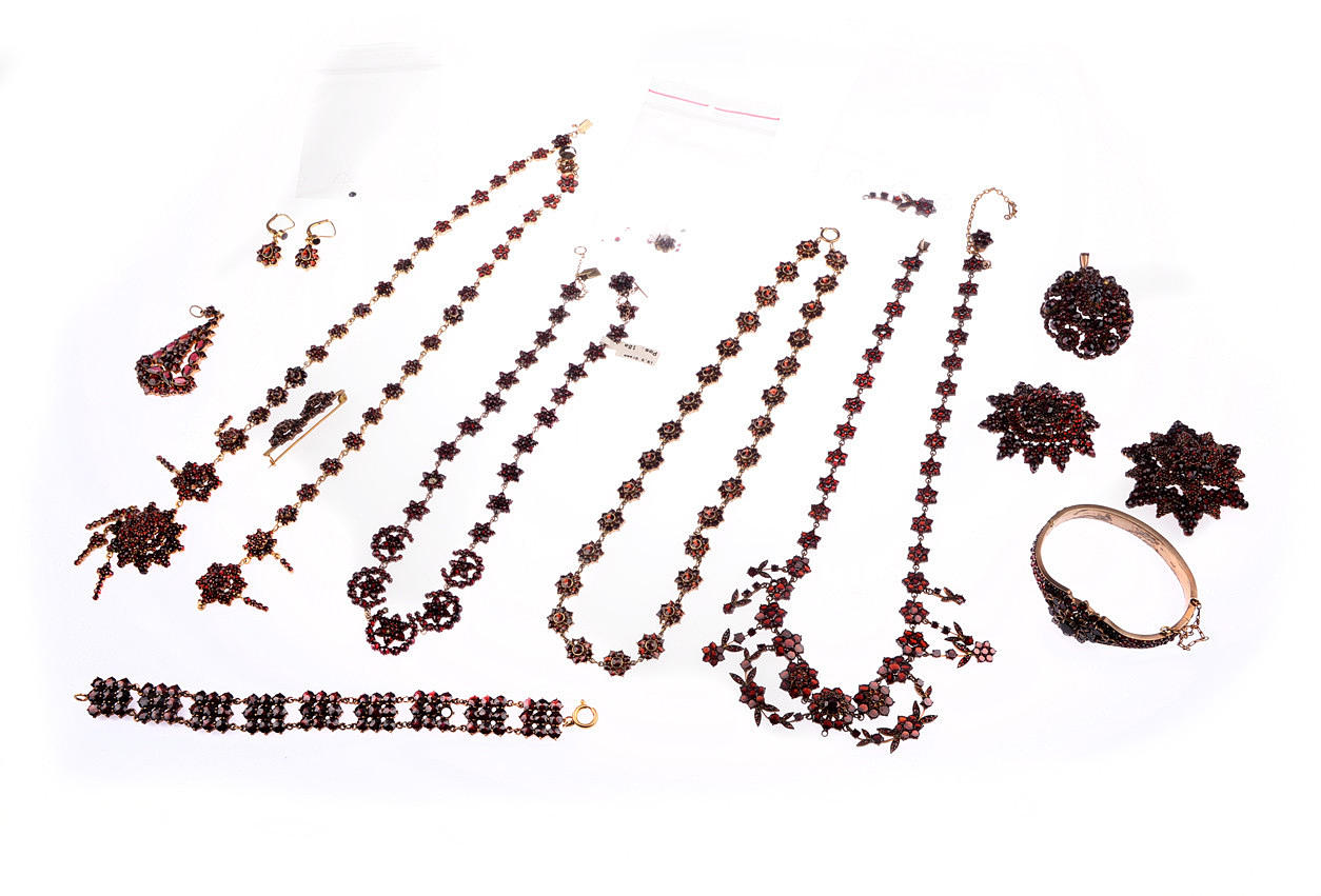 GROSSES KONVOLUT ALTER GRANATSCHMUCK.