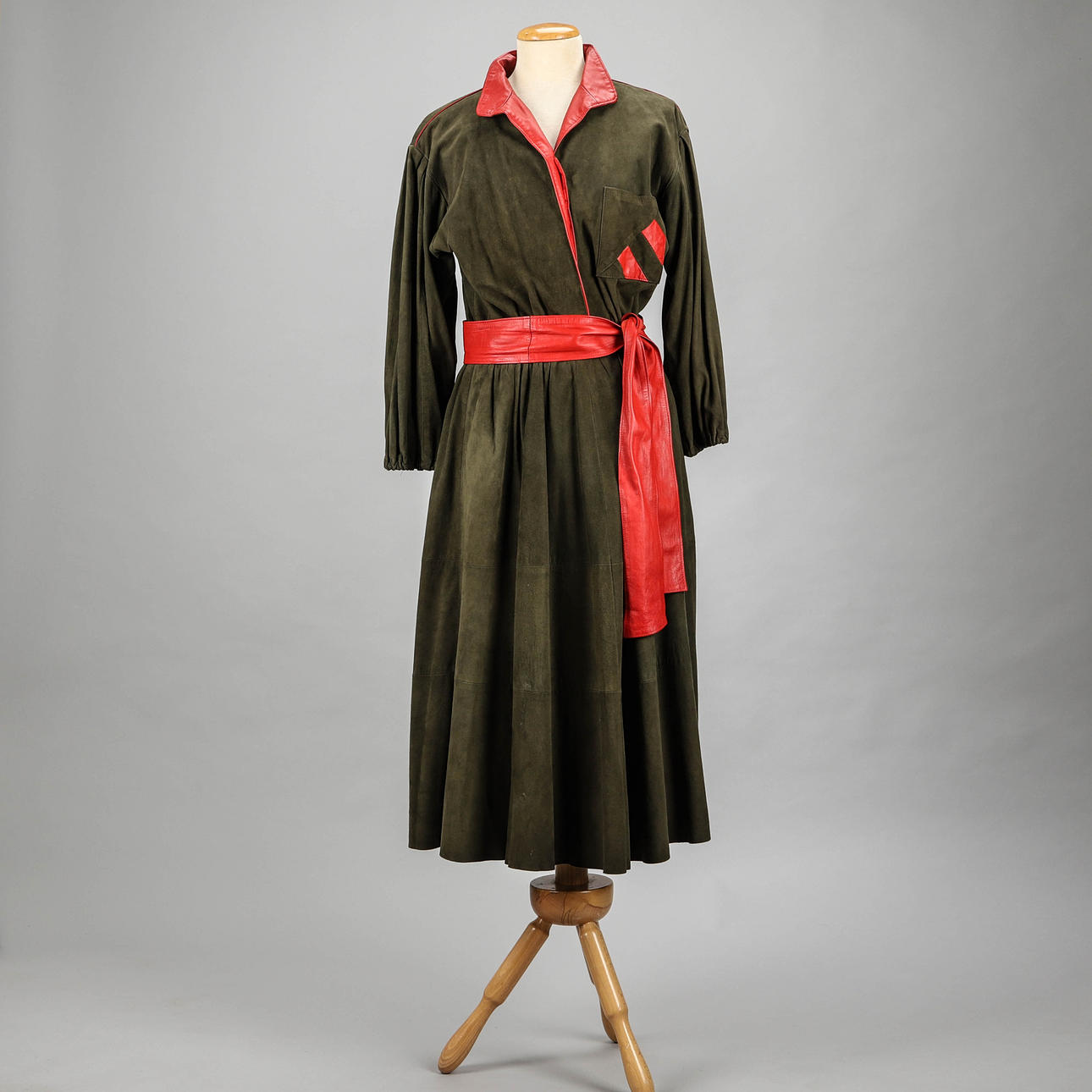 KLÄNNING, mocka/skinn, stl. 38.