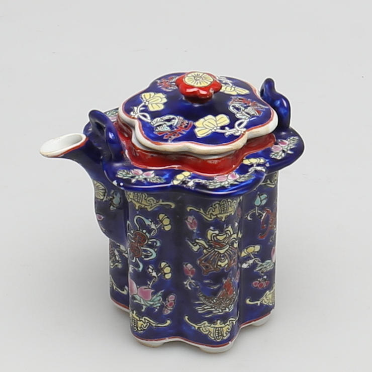 TEKANNA I porslin. Kina. 1900-talet.