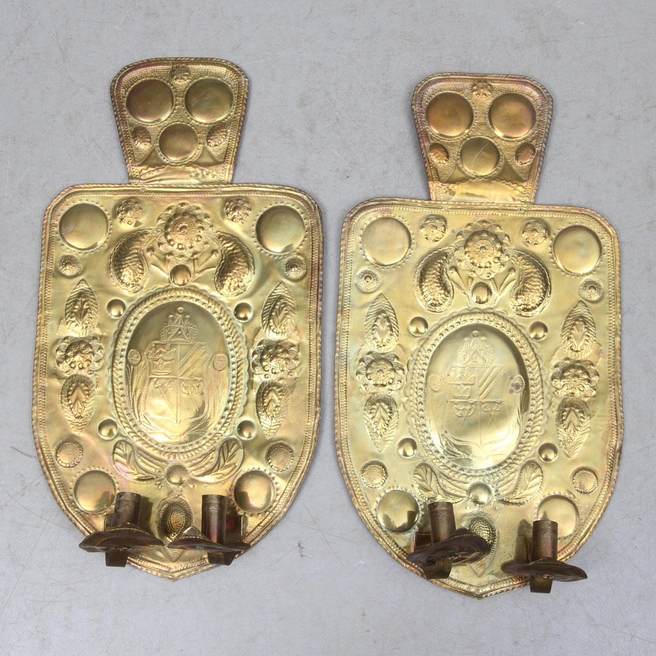 LJUSPLÅTAR, ett par, mässing, omkring sekelskiftet 1900.