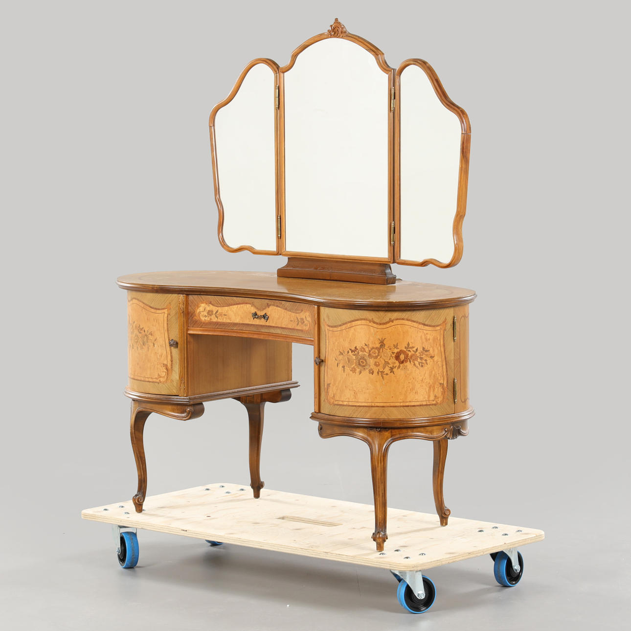 DRESSING TABLE, rococo style, second half of the 20th century.