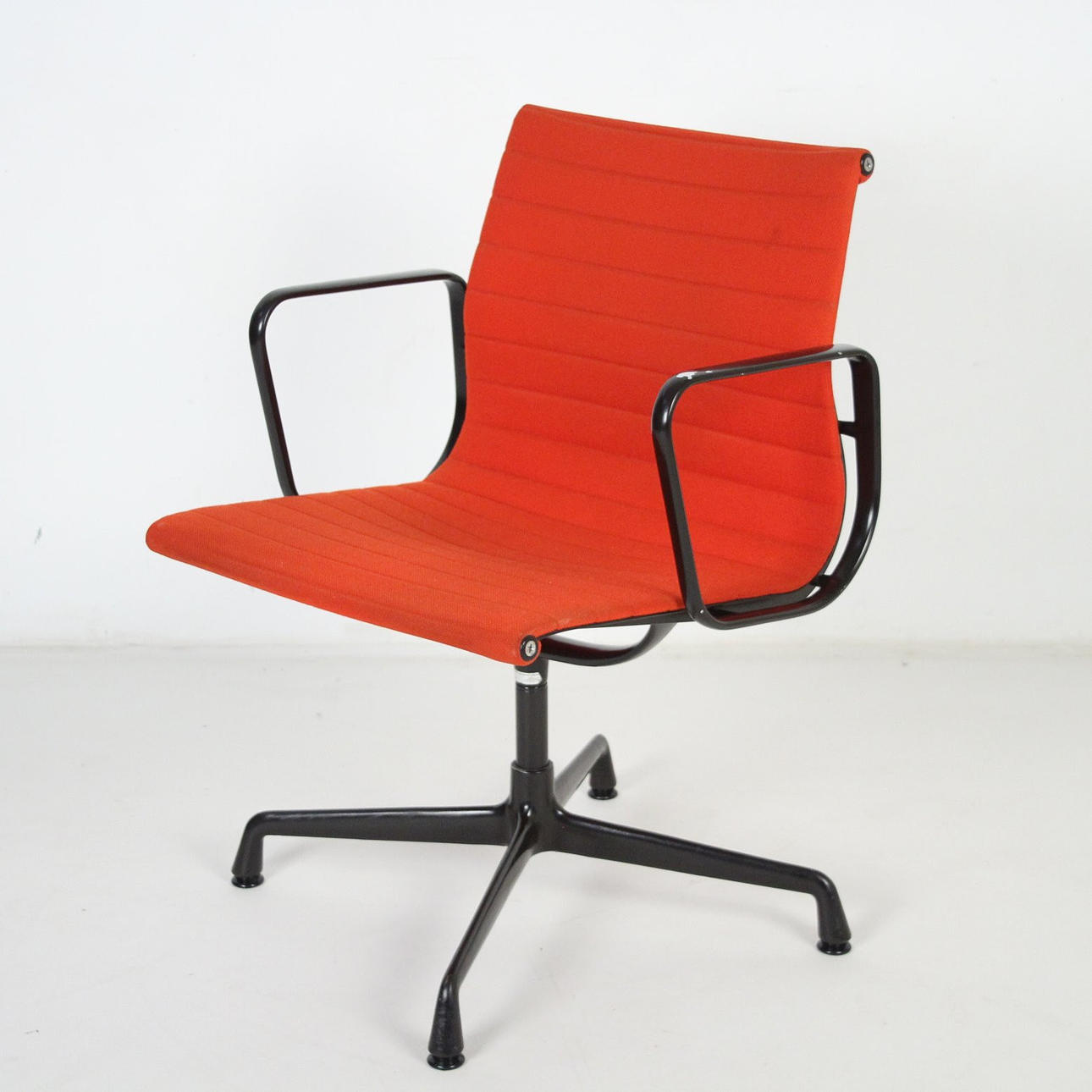 Eames EA 108 svängbar stol.