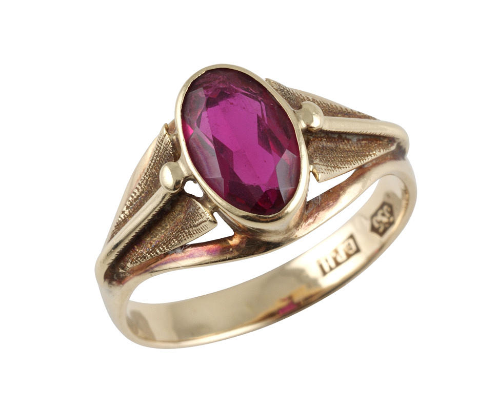 RING med syntetisk rubin, 585 gult guld ca. 3,4 g.