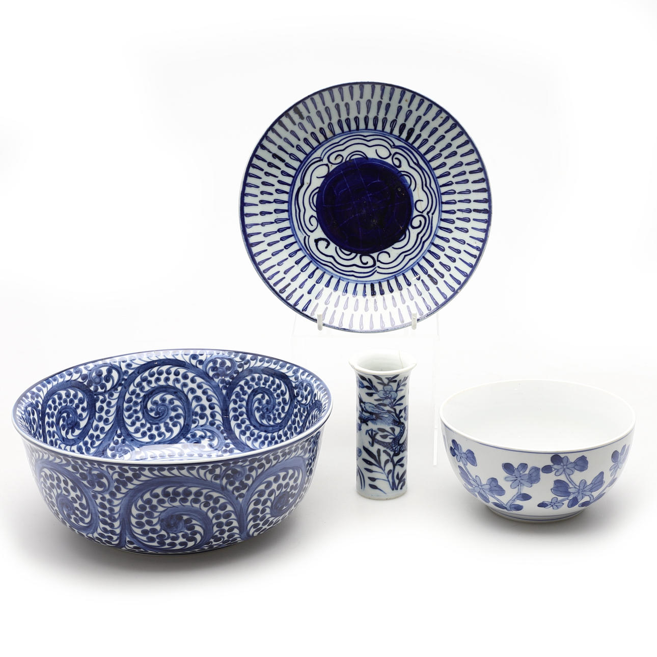 EINE GRUPPE ORIENTALISCHE BLAU-WEISS-KERAMIK.